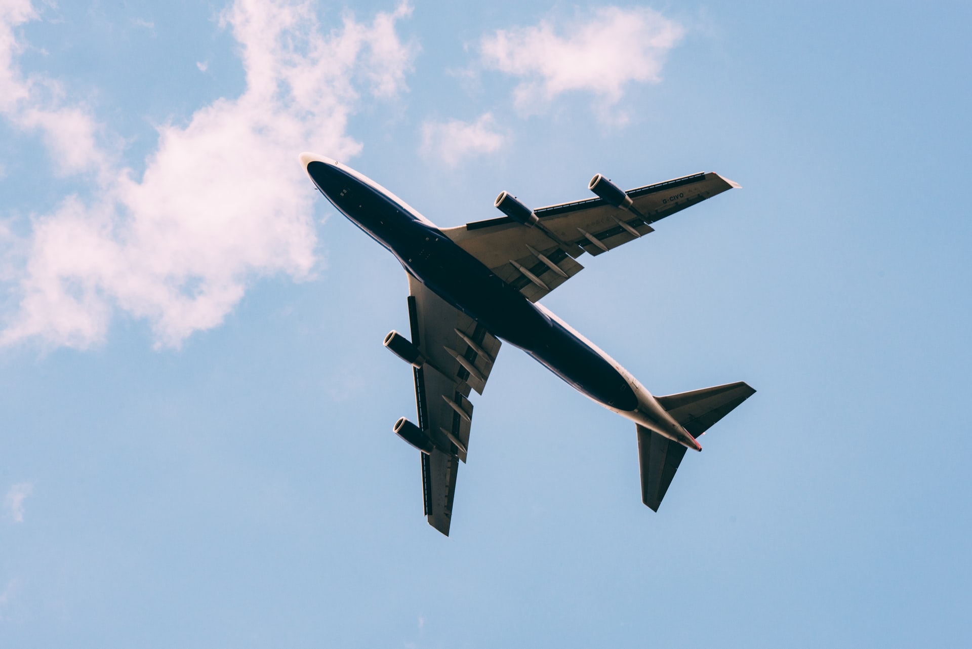 jordan-sanchez-71hQxE-Sfvg-unsplash Peut-on trnasporter une urne funéraire en avion ?